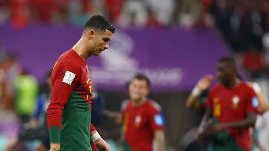 Ronaldo lặng lẽ bỏ vào đường hầm sớm khi cả đội ăn mừng chiến thắng