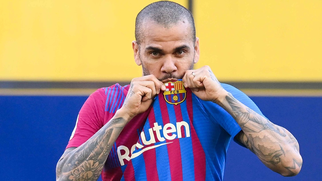 Tiết lộ mức lương của Alves ở Barca