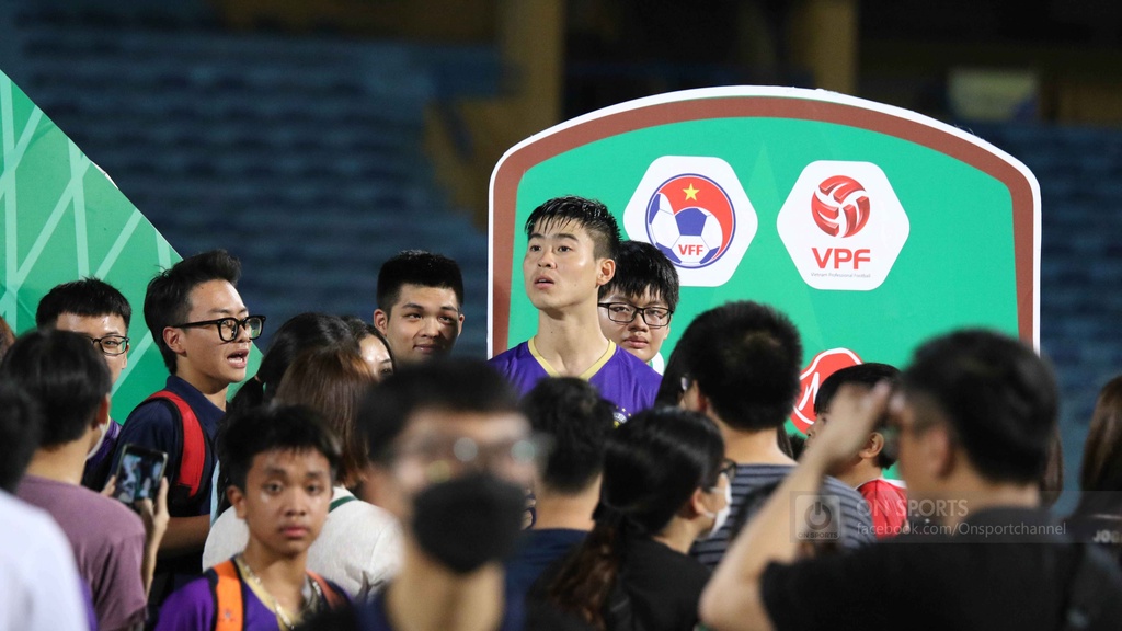 Duy Mạnh, Văn Quyết bị cổ động viên "vây kín" trong ngày Hà Nội FC đi vào lịch sử