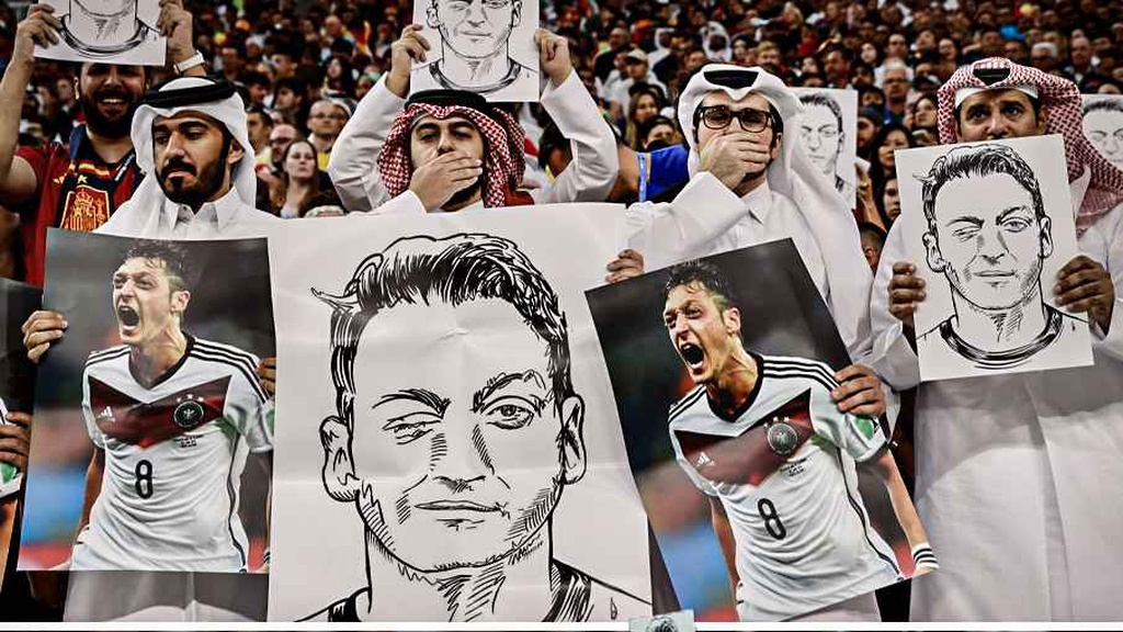Fan Qatar dùng hình ảnh của Mesut Ozil để "cà khịa" ĐT Đức