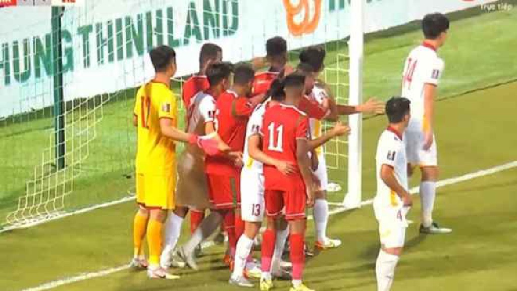 Những pha phạt góc siêu dị như cách Oman ghi bàn vào lưới ĐT Việt Nam