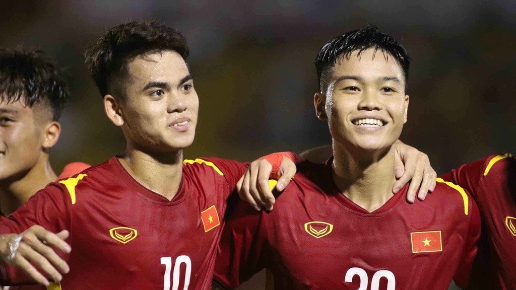 U19 Việt Nam thắng kịch tính U19 Malaysia trong ngày "bộ sậu" của bóng đá Việt Nam dự khán
