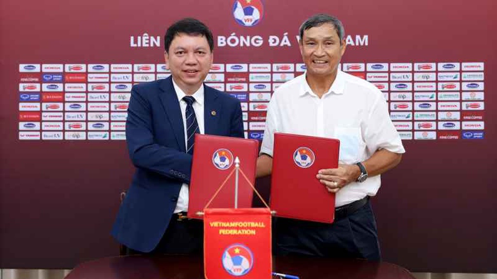 LĐBĐVN tiếp tục gia hạn hợp đồng với huấn luyện viên trưởng Mai Đức Chung