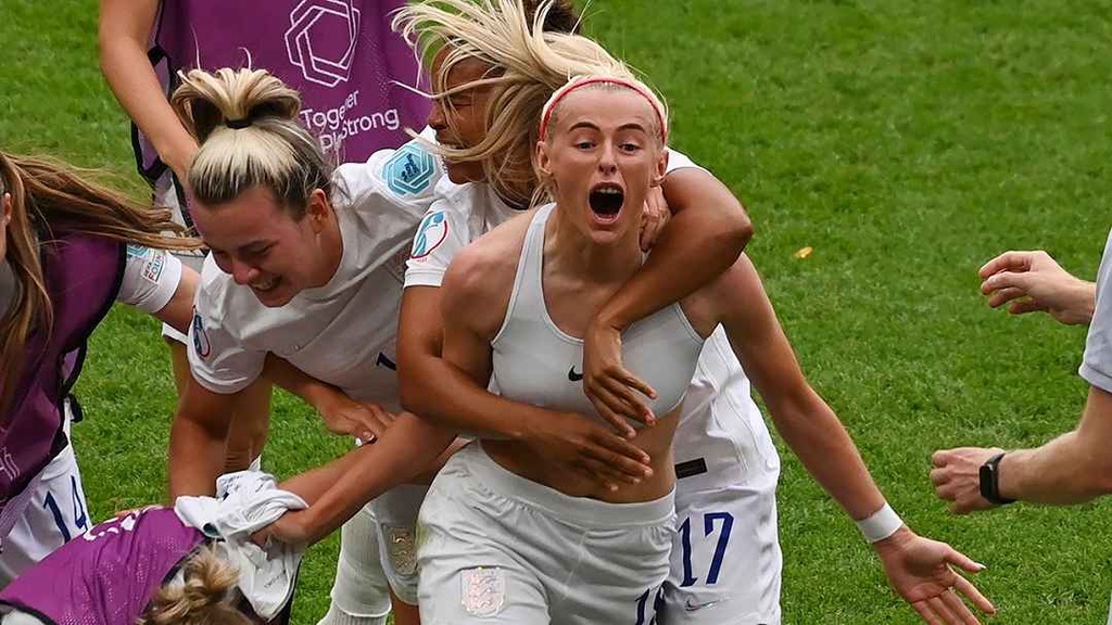 Lần đầu vô địch Euro, nữ tuyển thủ Anh cởi áo ăn mừng đầy cảm xúc