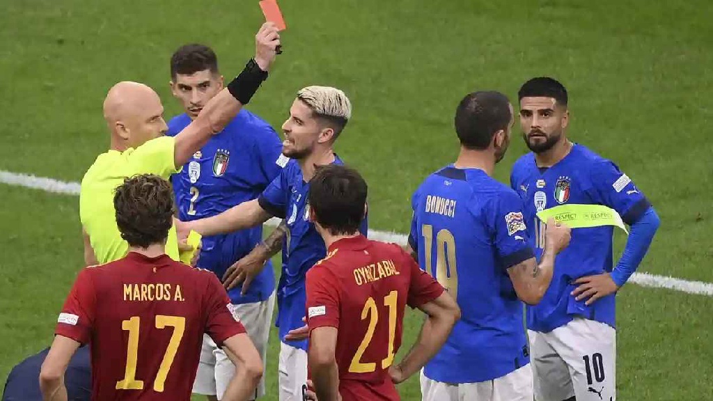 Bonucci nhận thẻ đỏ, Italia đứt mạch bất bại