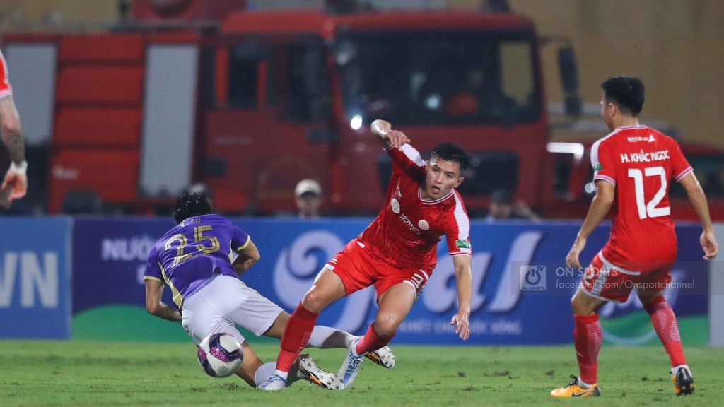 HLV Viettel phàn nàn về trọng tài, "đòi" 2 quả penalty sau trận thua Hà Nội