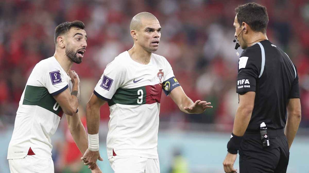 Bruno và Pepe phẫn nộ, đổ lỗi cho trọng tài Argentina sau trận thua Maroc