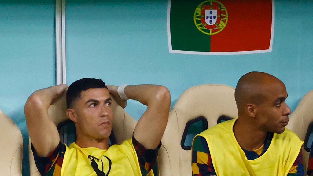 HLV Bồ Đào Nha tiết lộ lý do thực sự Ronaldo bị đẩy lên ghế dự bị