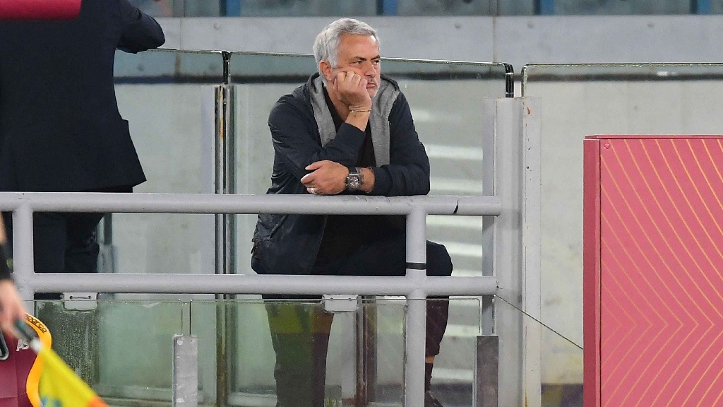 Jose Mourinho cố chỉ đạo học trò sau khi bị đuổi khỏi sân