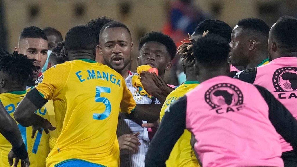 Cầu thủ Ghana đấm đối thủ rồi trốn vào đường hầm