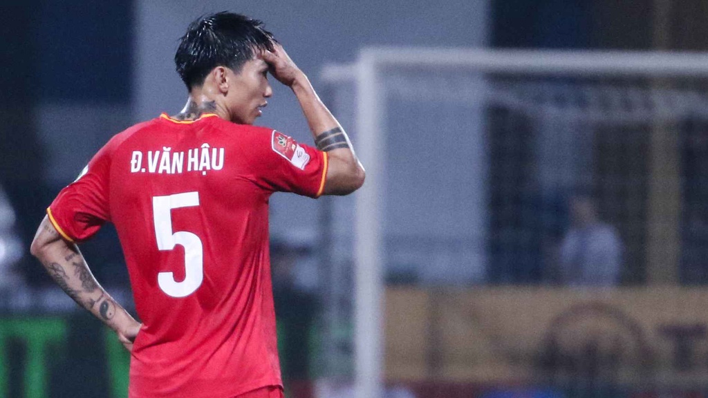 Văn Hậu thẫn thờ nhìn Hà Nội FC ăn mừng