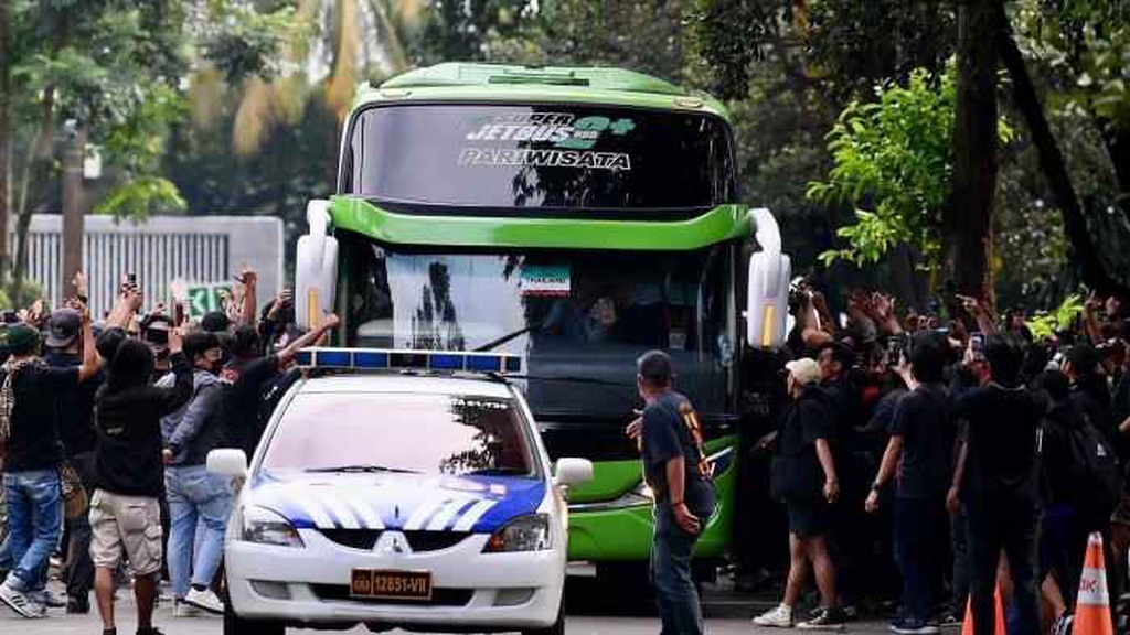 LĐBĐ Indonesia chính thức lên tiếng sau vụ CĐV ném đá vỡ kính xe buýt của Thái Lan