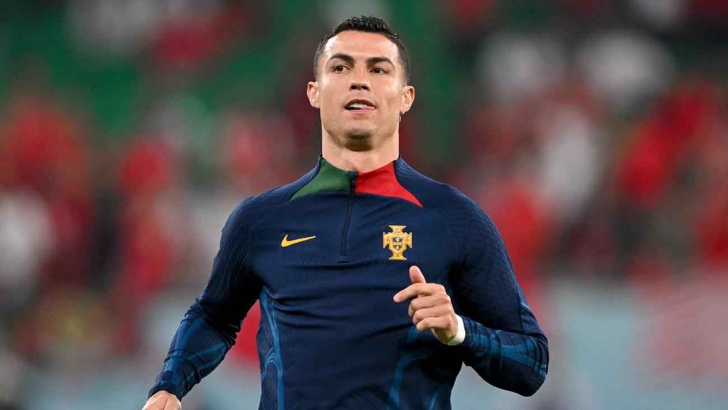 Ronaldo bị Frankfurt từ chối, xin việc tất cả các CLB được dự Champions League?