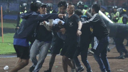 Truyền thông thế giới bàng hoàng trước vụ bạo loạn ở giải VĐQG Indonesia