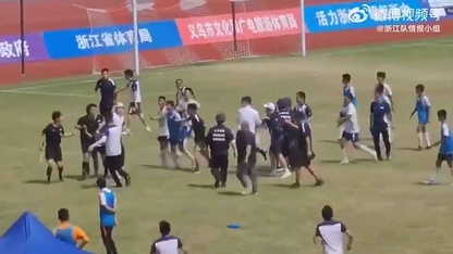 Clip: Hàng chục cầu thủ Trung Quốc rượt đuổi trọng tài vòng quanh sân
