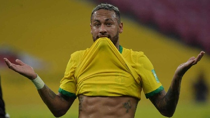 Neymar tiệc tùng bất chấp chấn thương