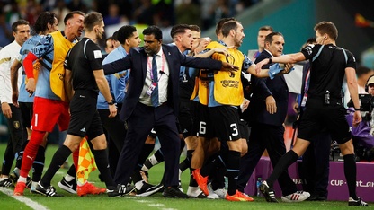 Uruguay nhận án phạt nặng từ FIFA vì tấn công trọng tài ở World Cup 2022
