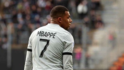 Mbappe bị CĐV mỉa mai giống Ronaldo sau hành động không đẹp tại Ligue 1