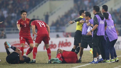 CĐV Đông Nam Á: ‘Không biết cầu thủ Indonesia đá bóng hay là đánh Pencak Silat trên sân’